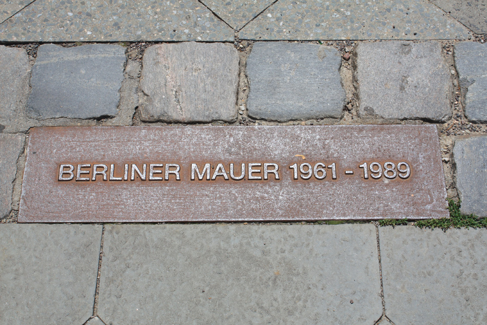 Berliner Mauer - Hele vejen rundt hvor muren stod er der sat en brosten der viser murens placering.